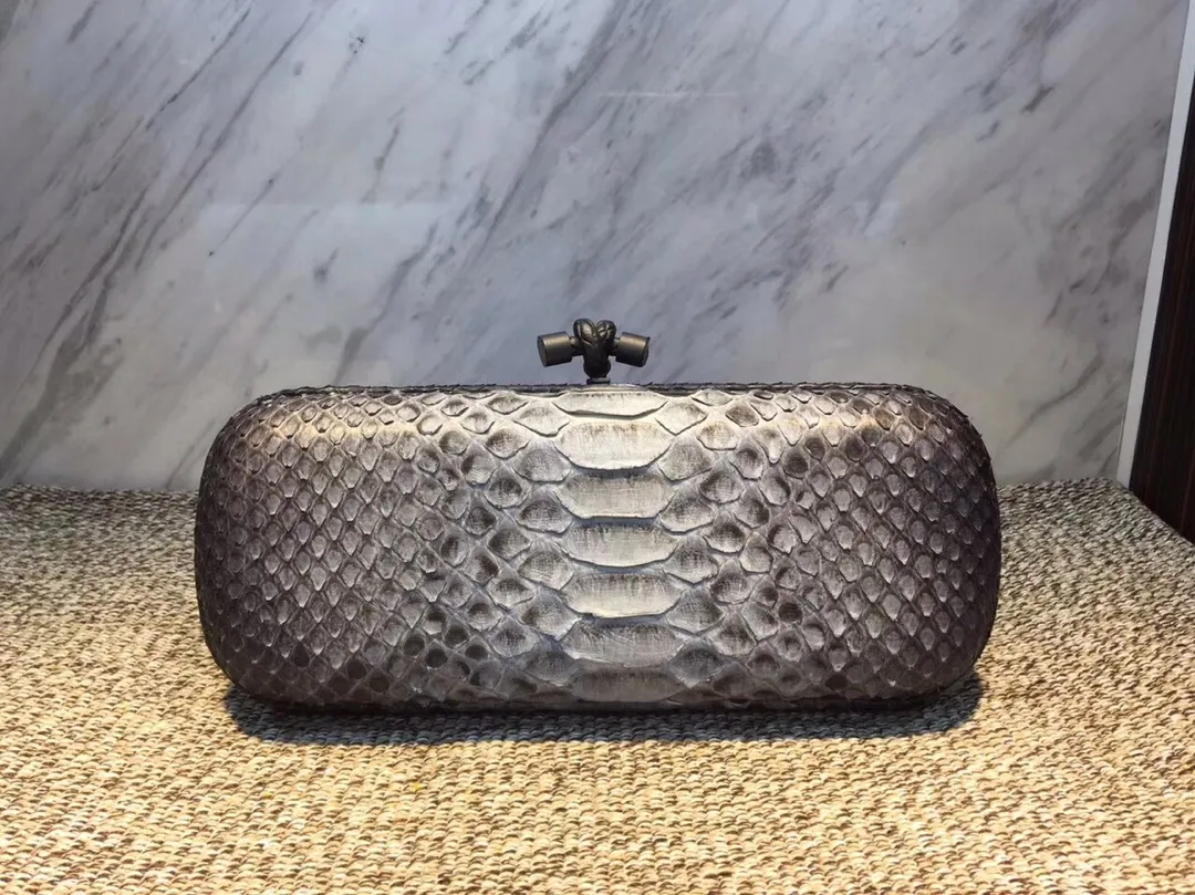 🔥🔥Model No. 8651🔥🔥This elegant clutch bag is one of the most popular handbags in woven bags. It is an interpretation of a classic design that was reintroduced in 2001. Since its launch, the Knot clutch has exhibited exquisite craftsmanship and integrated different styles from low-key to flamboyant. Each new Knot product demonstrates the irresistible and timeless charm of this classic handbag. This luxurious handbag features the signature braided rope buckle and is crafted from rare yellow-ringed forest snake and water snake skins. More charming and luxurious texture. Size Large 25cm